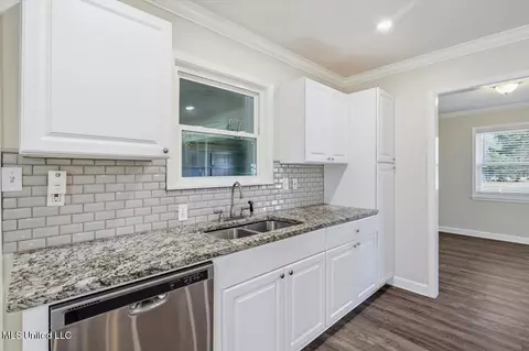 Kitchen - 100 Rollingwood Dr, Brandon, MS 39042 photo 3 of 3