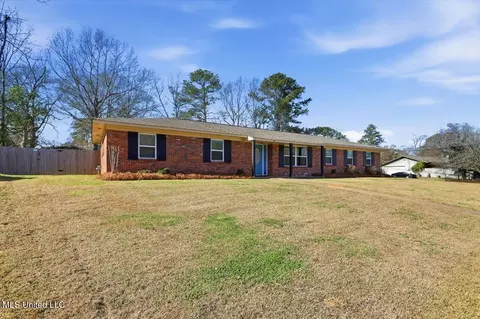 100 Rollingwood Dr, Brandon, MS 39042