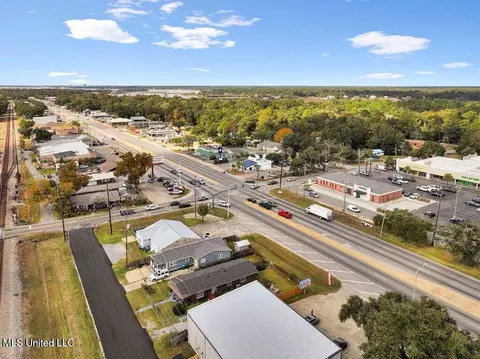 1807 School St, Ocean Springs, MS 39564