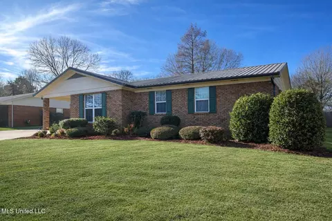 2049 Oakhurst Dr, Grenada, MS 38901