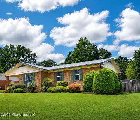 2049 Oakhurst Dr, Grenada, MS 38901