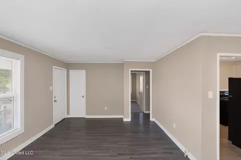 Living - 421 Benning Rd, Jackson, MS 39206 photo 2 of 6