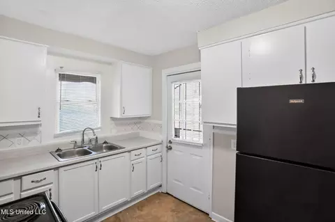 Kitchen - 421 Benning Rd, Jackson, MS 39206 photo 1 of 1