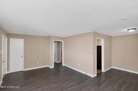 Living - 421 Benning Rd, Jackson, MS 39206 photo 4 of 6