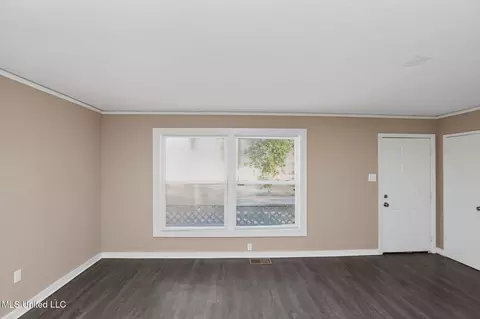 Living - 421 Benning Rd, Jackson, MS 39206 photo 1 of 6
