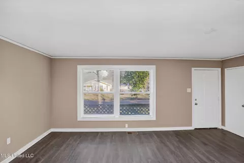 Living - 421 Benning Rd, Jackson, MS 39206 photo 3 of 6