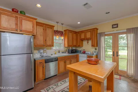 Kitchen - 3775 Coker Rd, Madison, MS 39110 photo 7 of 9