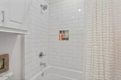 Bath - 2060 London Ave, Jackson, MS 39211 photo 7 of 10