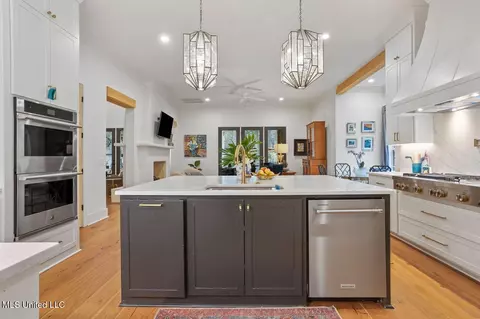 Kitchen - 2060 London Ave, Jackson, MS 39211 photo 4 of 7