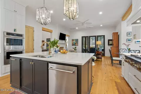 Kitchen - 2060 London Ave, Jackson, MS 39211 photo 5 of 7