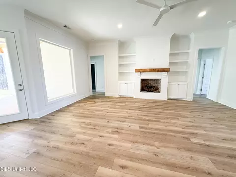 Living - 344 Oakville Cir, Brandon, MS 39047 photo 2 of 2
