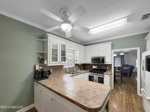 Kitchen - 190 Commonwealth Ave, Brandon, MS 39047 photo 3 of 3