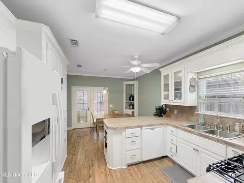 Kitchen - 190 Commonwealth Ave, Brandon, MS 39047 photo 1 of 3