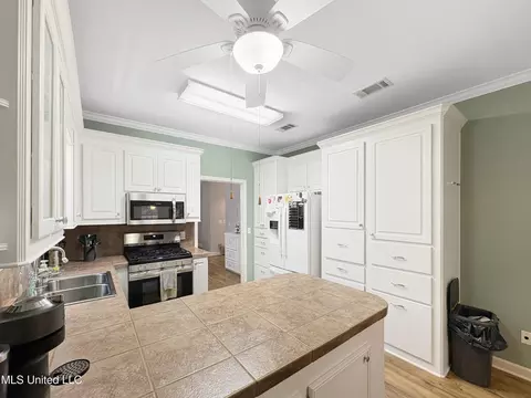 Kitchen - 190 Commonwealth Ave, Brandon, MS 39047 photo 2 of 3