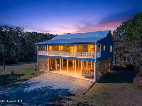513 Poinsettia Dr, Bay Saint Louis, MS 39520
