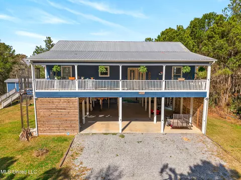 513 Poinsettia Dr, Bay Saint Louis, MS 39520