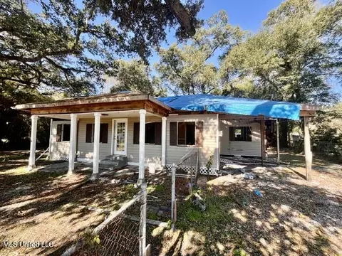 542 Perry Pl, Gulfport, MS 39507