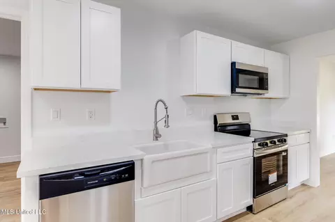 Kitchen - 521 Mockingbird Dr, Long Beach, MS 39560 photo 2 of 3