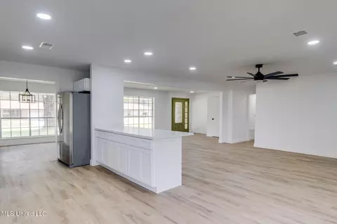 Living - 521 Mockingbird Dr, Long Beach, MS 39560 photo 4 of 7