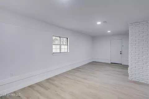 Living - 521 Mockingbird Dr, Long Beach, MS 39560 photo 6 of 7