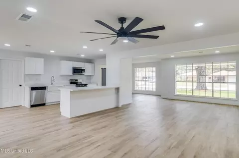 Living - 521 Mockingbird Dr, Long Beach, MS 39560 photo 3 of 7