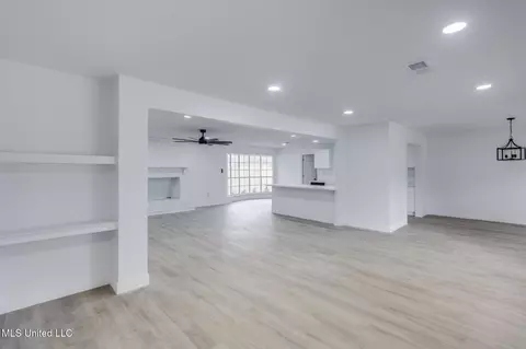 Living - 521 Mockingbird Dr, Long Beach, MS 39560 photo 1 of 7