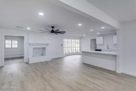 Living - 521 Mockingbird Dr, Long Beach, MS 39560 photo 2 of 7