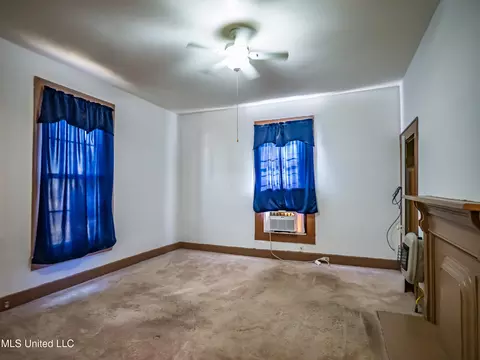 Living - 210 Eureka St, Batesville, MS 38606 photo 7 of 7