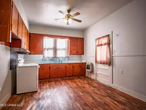 Kitchen - 210 Eureka St, Batesville, MS 38606 photo 2 of 3