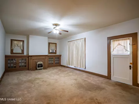 Living - 210 Eureka St, Batesville, MS 38606 photo 6 of 7