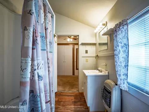 Bath - 210 Eureka St, Batesville, MS 38606 photo 2 of 3