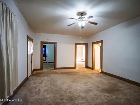 Living - 210 Eureka St, Batesville, MS 38606 photo 2 of 7