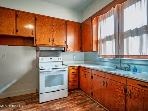 Kitchen - 210 Eureka St, Batesville, MS 38606 photo 3 of 3