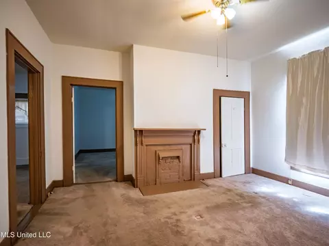 Living - 210 Eureka St, Batesville, MS 38606 photo 5 of 7