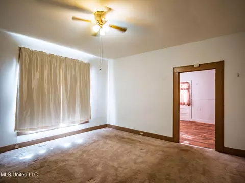 Living - 210 Eureka St, Batesville, MS 38606 photo 4 of 7