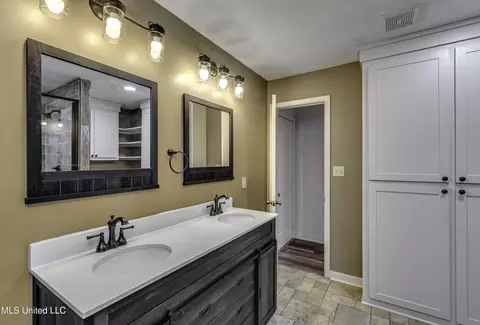 Bath - 133 Monmouth Rd, Florence, MS 39073 photo 3 of 6