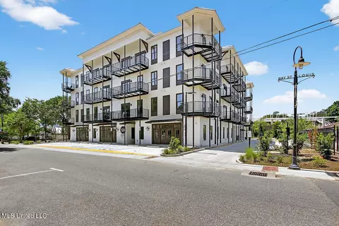 124 Court St #304, Bay Saint Louis, MS 39520
