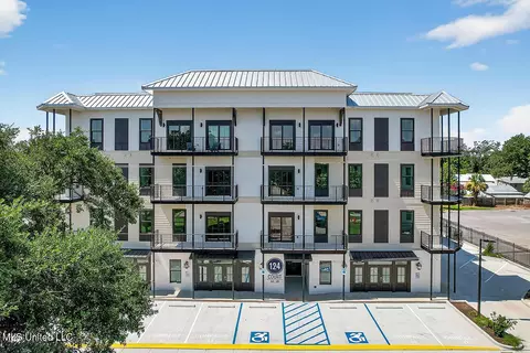 124 Court St #304, Bay Saint Louis, MS 39520