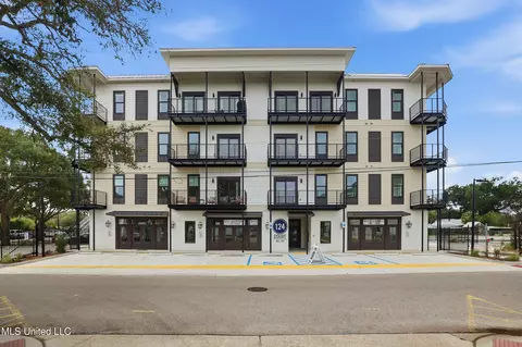 124 Court St #402, Bay Saint Louis, MS 39520
