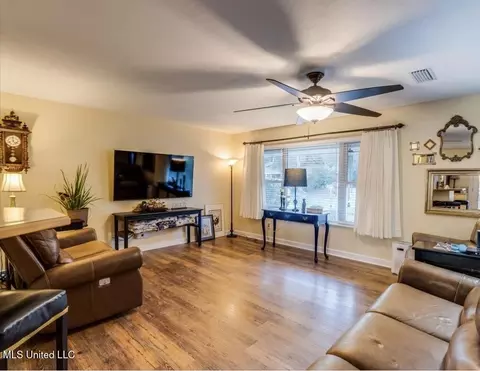 Living - 320 Carter Rd, Biloxi, MS 39531 photo 2 of 3