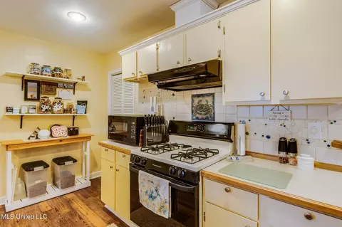 Kitchen - 320 Carter Rd, Biloxi, MS 39531 photo 2 of 3