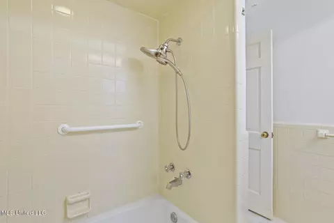 Bath - 1431 Roxbury Pl, Jackson, MS 39211 photo 3 of 6