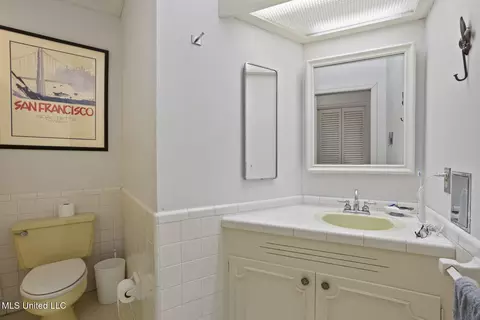 Bath - 1431 Roxbury Pl, Jackson, MS 39211 photo 5 of 6
