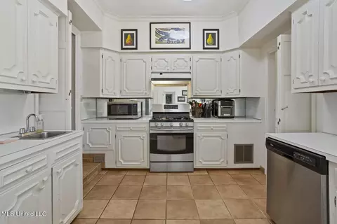 Kitchen - 1431 Roxbury Pl, Jackson, MS 39211 photo 2 of 4