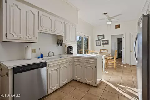 Kitchen - 1431 Roxbury Pl, Jackson, MS 39211 photo 1 of 4