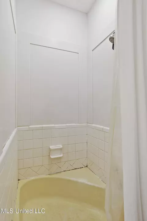 Bath - 1431 Roxbury Pl, Jackson, MS 39211 photo 6 of 6