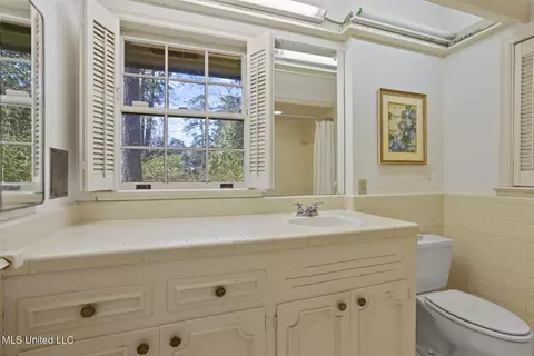 Bath - 1431 Roxbury Pl, Jackson, MS 39211 photo 2 of 6