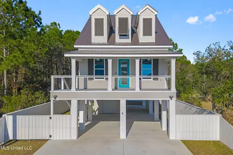 200 Farrar Ln, Waveland, MS 39576