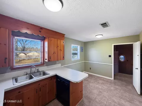Kitchen - 4220 Nancy St, Pearl, MS 39208 photo 3 of 3
