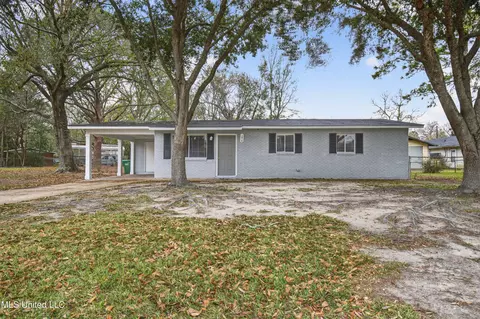 3815 Pineview Dr, Pascagoula, MS 39581